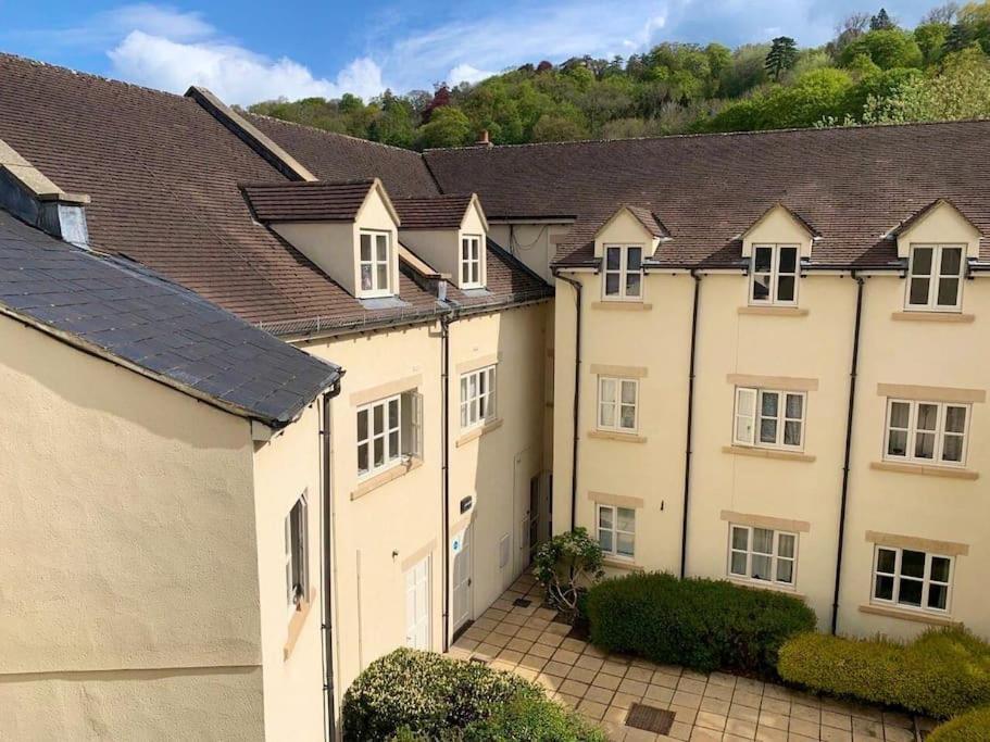 Modern Loft Retreat In The Heart Of Nailsworth Apartment Exterior photo